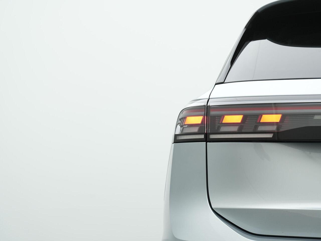 Volkswagen TIGUAN 1.5 eHybrid 204 pk DSG Life | Trekhaak | Adaptief onderstel | Stuur-/achterbankverwarming | Achteruitrijcamera