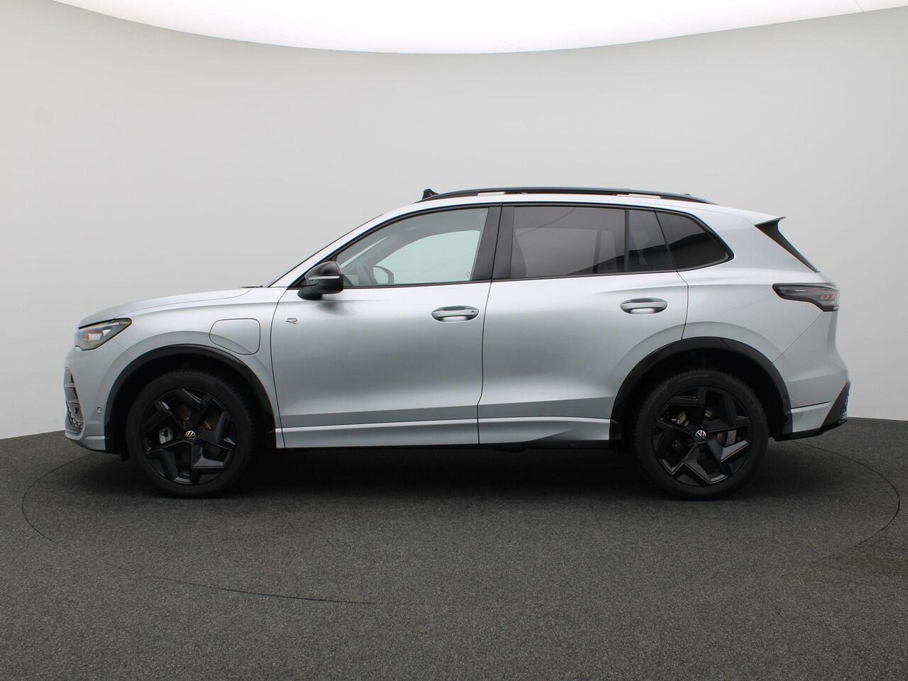 Volkswagen TIGUAN 1.5 eHybrid R-Line Edition 272PK DSG Pano-Schuifdak, Trekhaak, Black Style, Navi via Apple Carplay/Android Auto, Stoel-Stuurverwarming, 19" LM Velgen, Keyless, Side Assist, Elektr. Achterklep