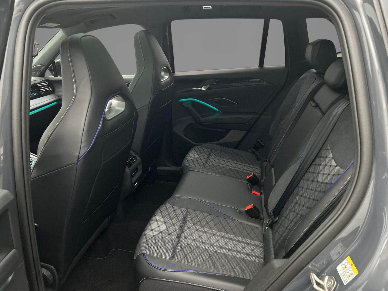 Volkswagen TIGUAN R-Line Edition 1.5 TSI eHybrid 272pk DSG Automaat Trekhaak, Panoramadak, Harman Kardon audio, Adaptive cruise control, Black style, Navigatie