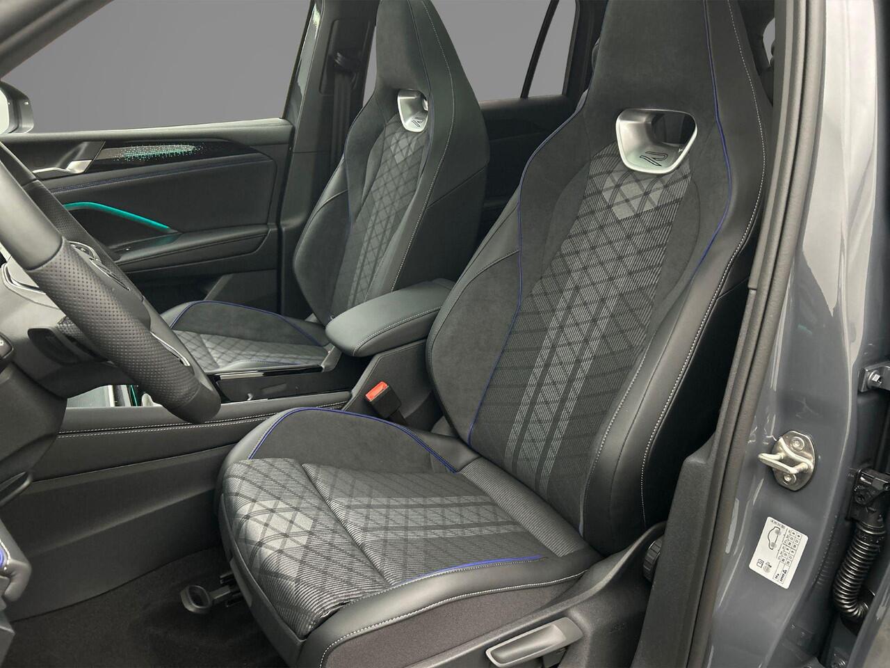 Volkswagen TIGUAN R-Line Edition 1.5 TSI eHybrid 272pk DSG Automaat Trekhaak, Panoramadak, Harman Kardon audio, Adaptive cruise control, Black style, Navigatie