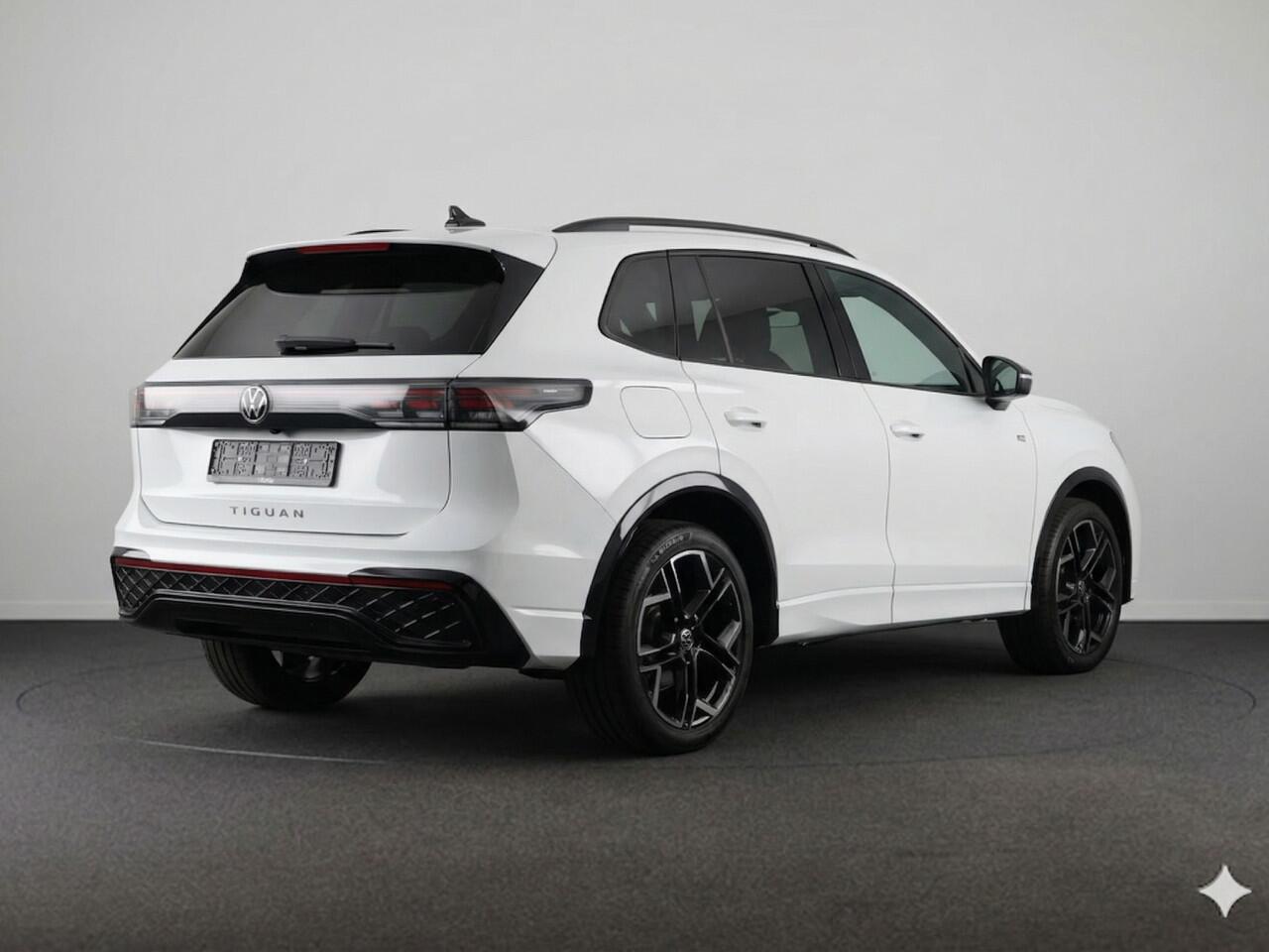 Volkswagen TIGUAN 1.5 eHybrid R-Line Edition 272 pk Automaat (DSG) | Navigatie | Panoramadak | Parkeersensoren (Park assist) | Rondomzichtcamera | Lederen bekleding | Stoelverwarming v/a | Black Style pakket | R-Line |