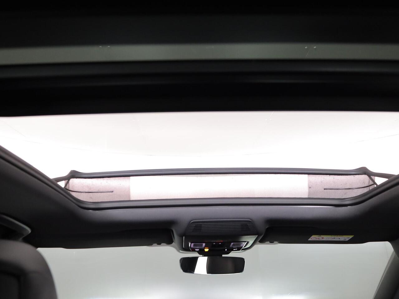 Volkswagen TIGUAN 1.5 eHybrid R-Line Edition 272 pk Automaat (DSG) | Navigatie | Panoramadak | Parkeersensoren (Park assist) | Rondomzichtcamera | Lederen bekleding | Stoelverwarming v/a | Black Style pakket | R-Line |