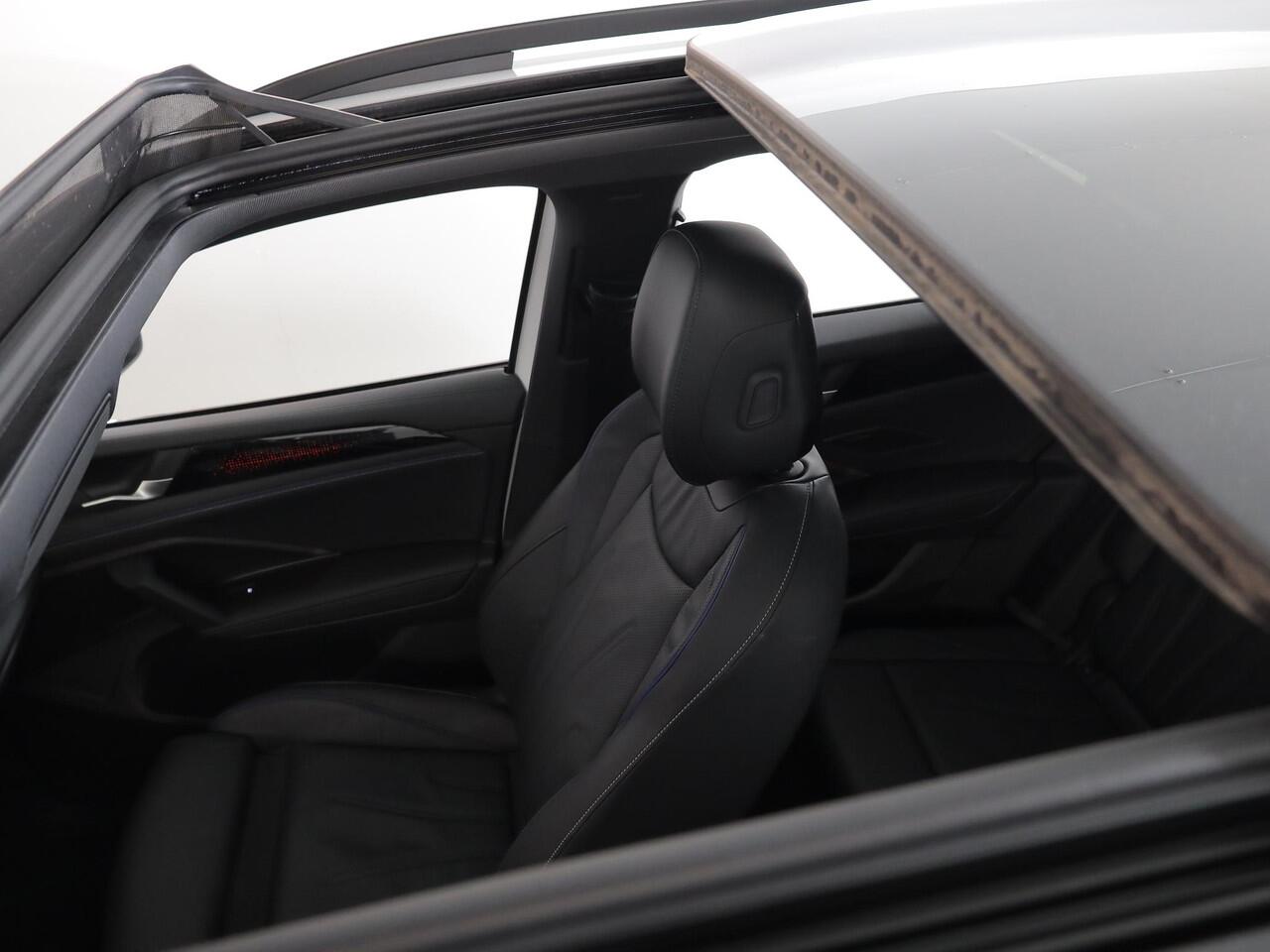 Volkswagen TIGUAN 1.5 eHybrid R-Line Edition 272 pk Automaat (DSG) | Navigatie | Panoramadak | Parkeersensoren (Park assist) | Rondomzichtcamera | Lederen bekleding | Stoelverwarming v/a | Black Style pakket | R-Line |