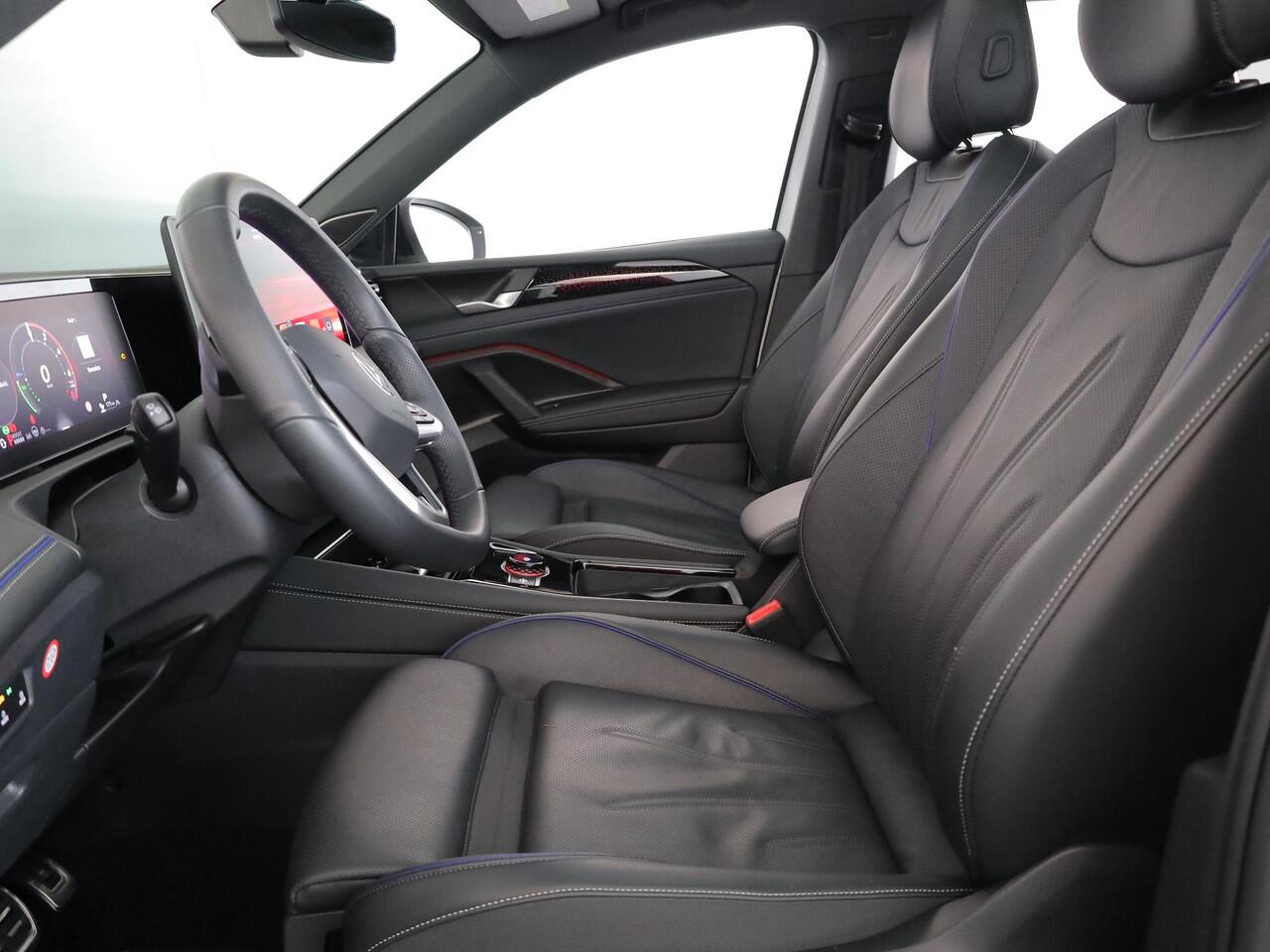 Volkswagen TIGUAN 1.5 eHybrid R-Line Edition 272 pk Automaat (DSG) | Navigatie | Panoramadak | Parkeersensoren (Park assist) | Rondomzichtcamera | Lederen bekleding | Stoelverwarming v/a | Black Style pakket | R-Line |
