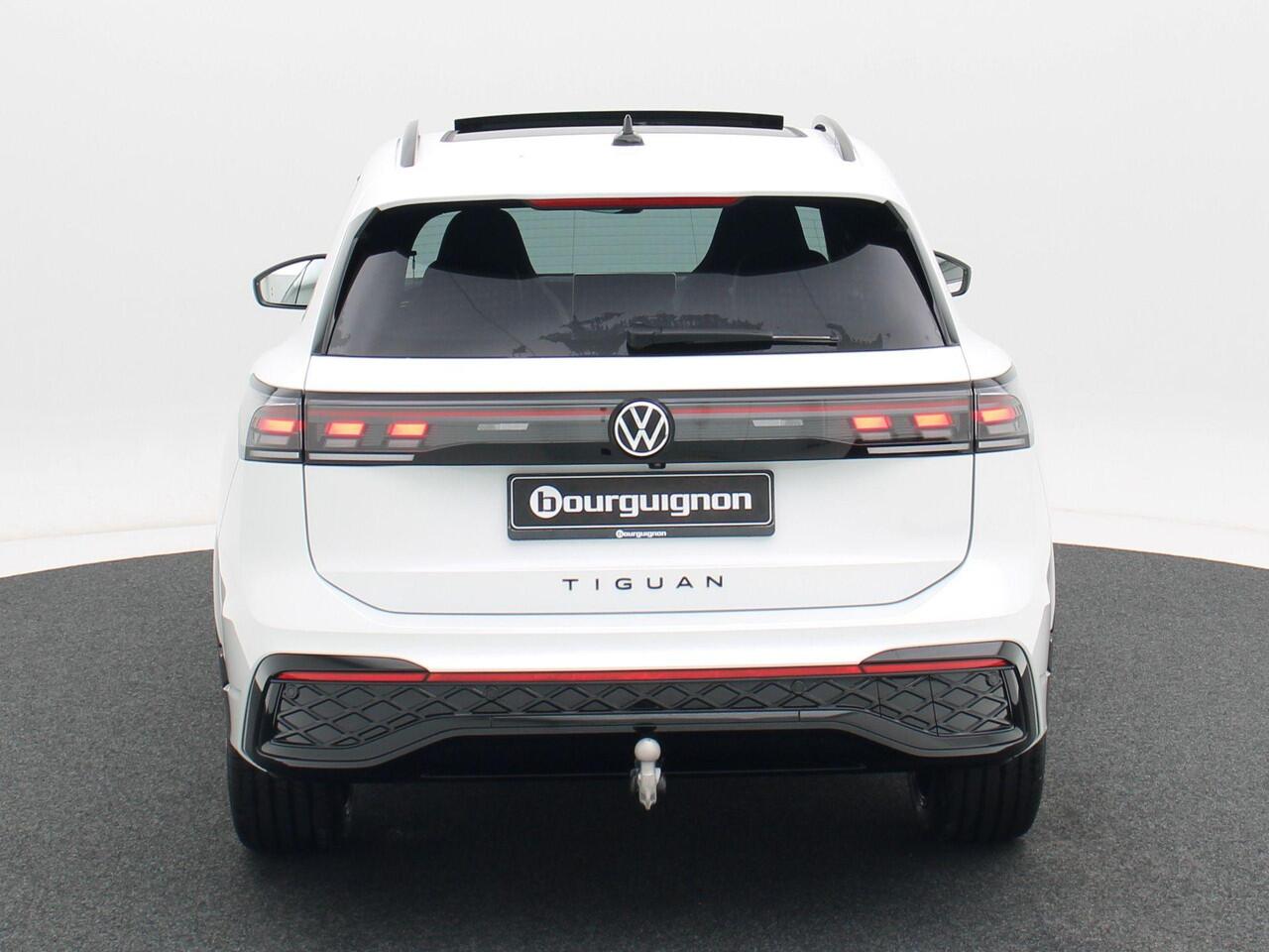 Volkswagen TIGUAN 1.5 eHybrid R-Line Edition 204 PK | Trekhaak | 360 Camera | LED Matrix | Black Style | Adaptief Onderstel |