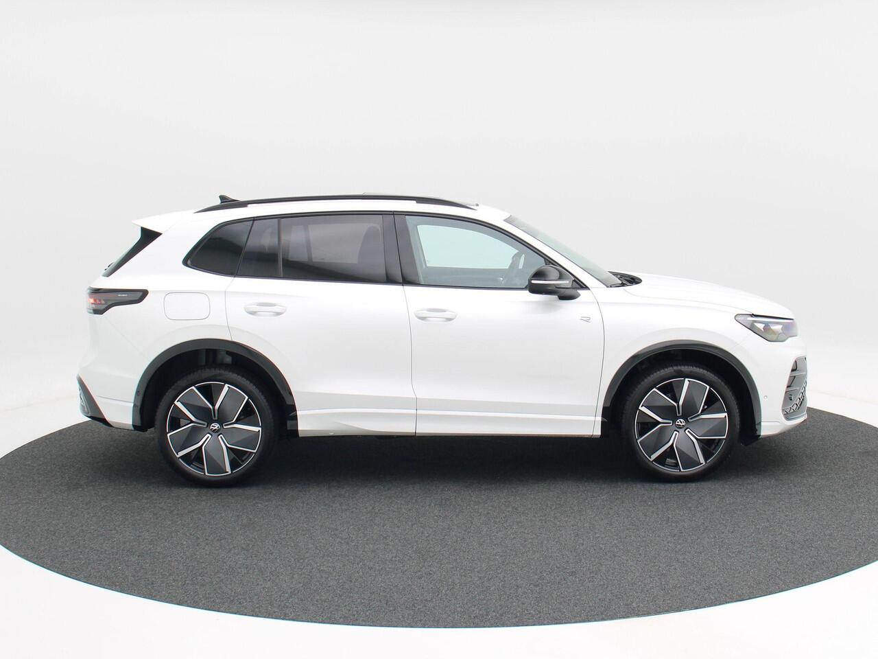 Volkswagen TIGUAN 1.5 eHybrid R-Line Edition 204 PK | Trekhaak | 360 Camera | LED Matrix | Black Style | Adaptief Onderstel |