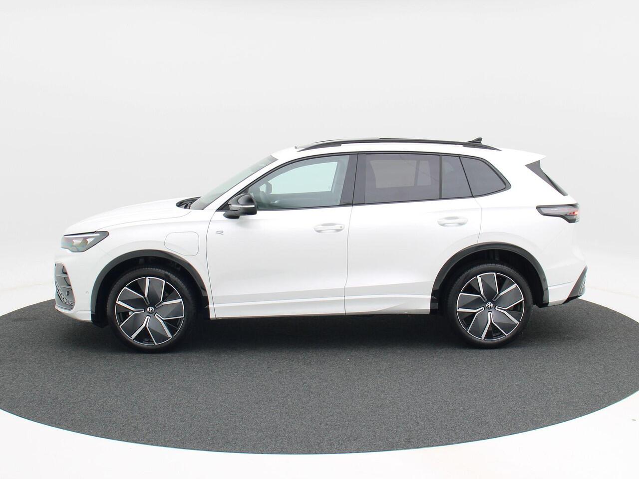Volkswagen TIGUAN 1.5 eHybrid R-Line Edition 204 PK | Trekhaak | 360 Camera | LED Matrix | Black Style | Adaptief Onderstel |