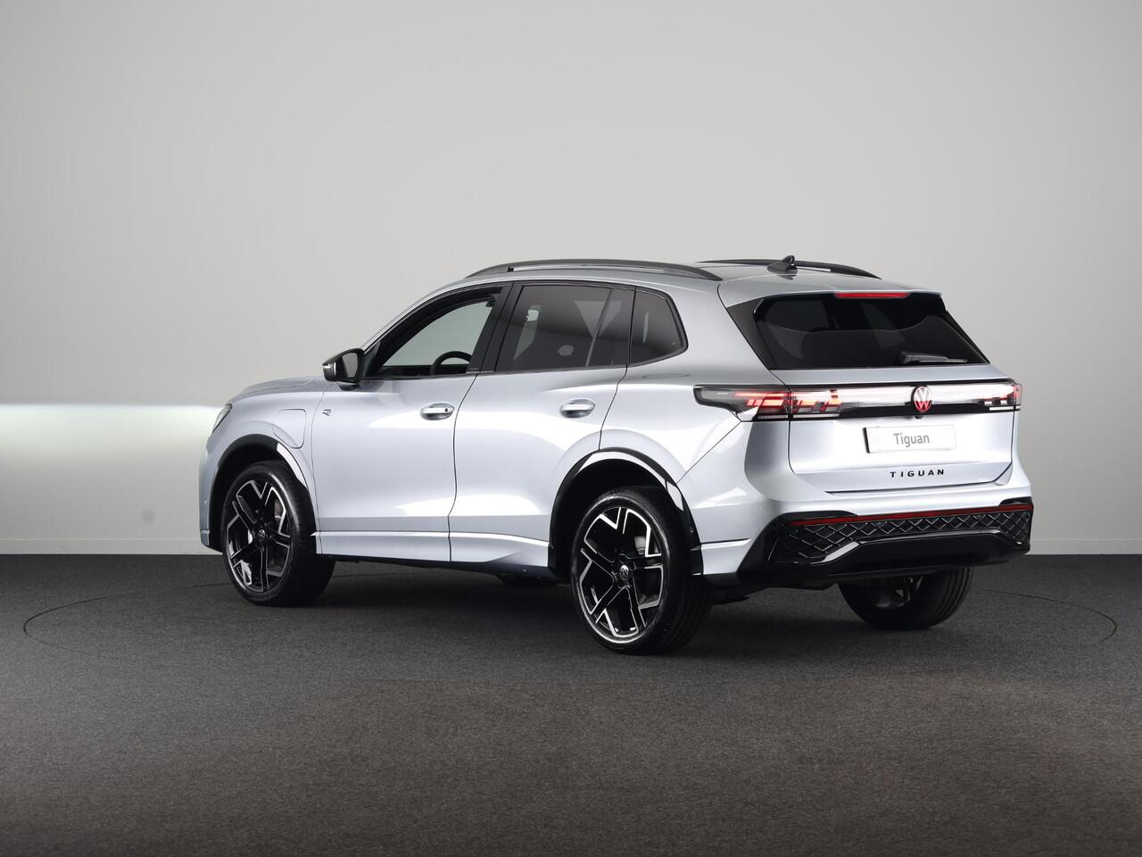 Volkswagen TIGUAN R-Line Edition 1.5 eHybrid 204 PK DSG | 20" LM | Black Style | Stoel & stuurverwarming | Trekhaak |