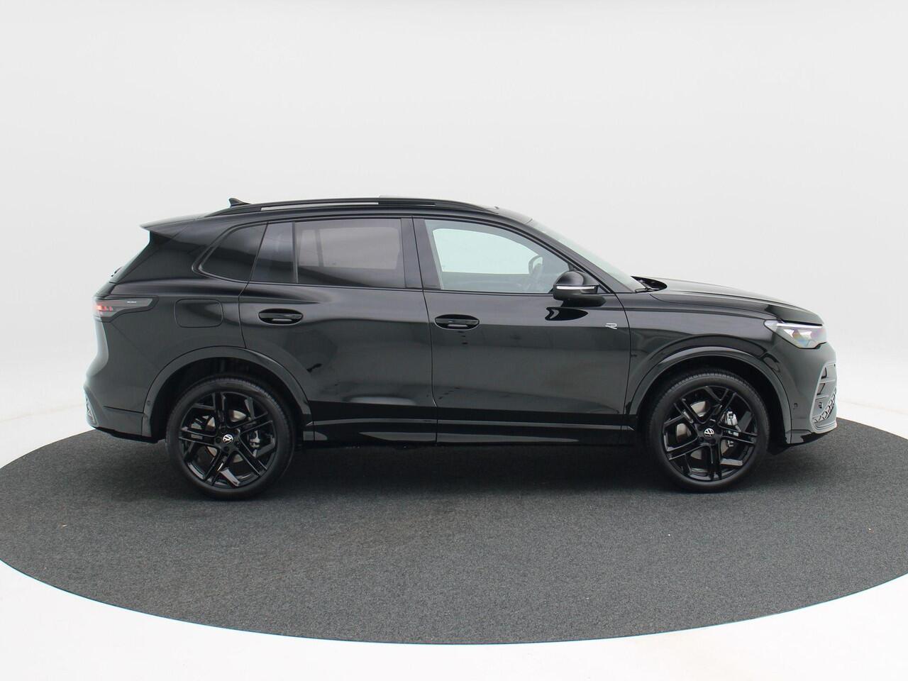 Volkswagen TIGUAN R-Line Edition 1.5 eHybrid 204 PK | Trekhaak | 360 Camera | LED Matrix | Black Style |