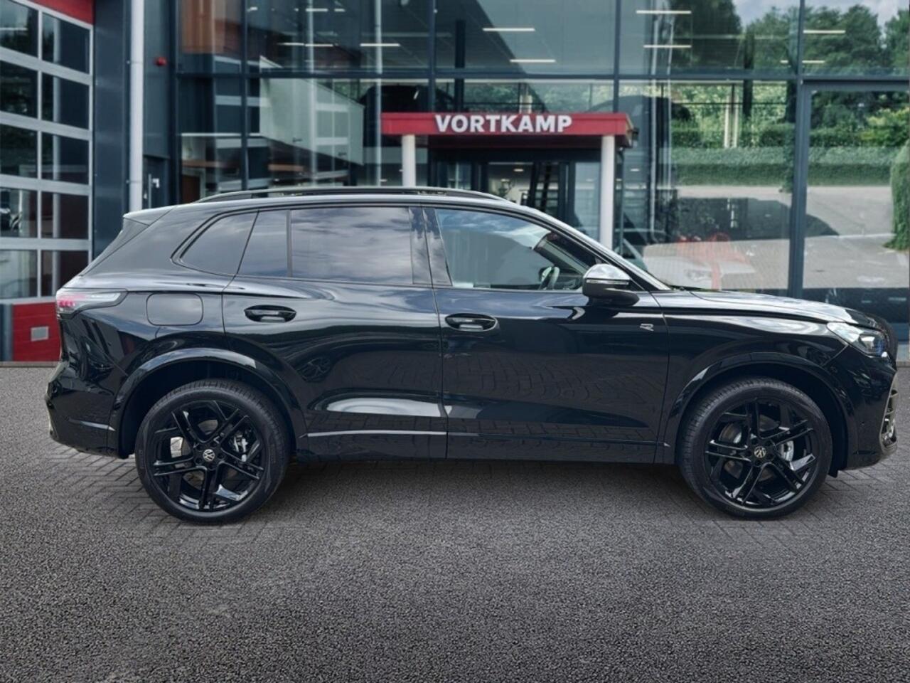 Volkswagen TIGUAN 1.5 TSI e-HYBRID 272 PK R-LINE PANO-DAK/CAMERA/TREKHAAK/HenK/HUD/LEDER/MEMORY