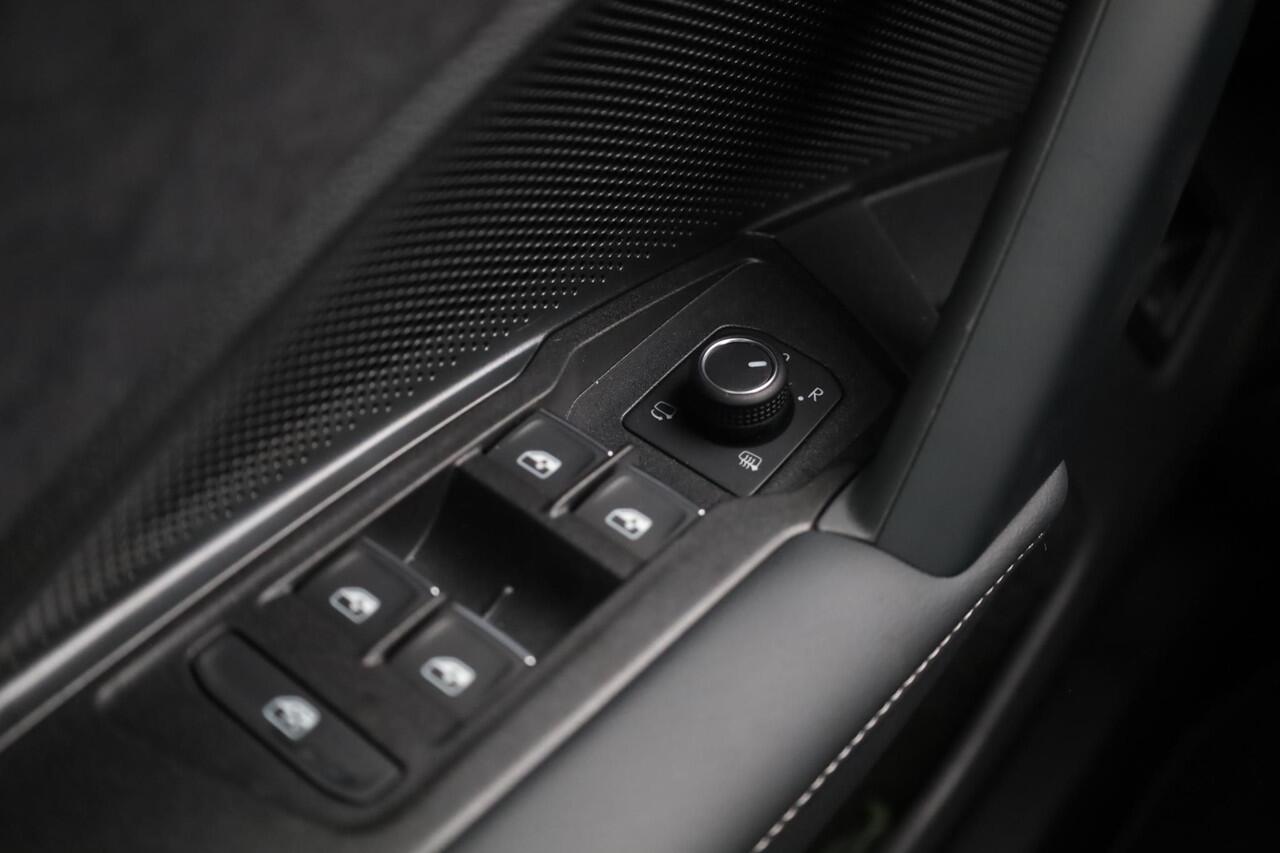 Volkswagen TIGUAN 1.5 eHybrid R-Line Edition 272PK / 200kW DSG, Demonstratie voertuig (beschikbaar per 1 september 2026), geluidssysteem 'Harman Kardon', achteruitrijcamera (rear view), 20" 'York' LMV, black style pakket, panoramadak, draadloos telefoon laden, Apple Carpla