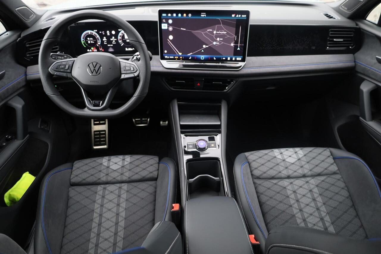 Volkswagen TIGUAN 1.5 eHybrid R-Line Edition 272PK / 200kW DSG, Demonstratie voertuig (beschikbaar per 1 september 2026), geluidssysteem 'Harman Kardon', achteruitrijcamera (rear view), 20" 'York' LMV, black style pakket, panoramadak, draadloos telefoon laden, Apple Carpla