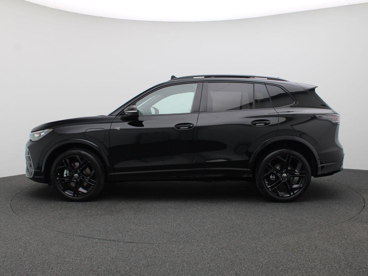 Volkswagen TIGUAN 1.5 eHybrid R-Line Edition 272PK DSG Pano-Schuifdak, 360 camera, Black Style, Trekhaak, 20" LM Velgen, Memorystoel, Head-Up Display, Matrix LED-Verlichting, 360gr. Camera, Navi, Elektr. Achterklep