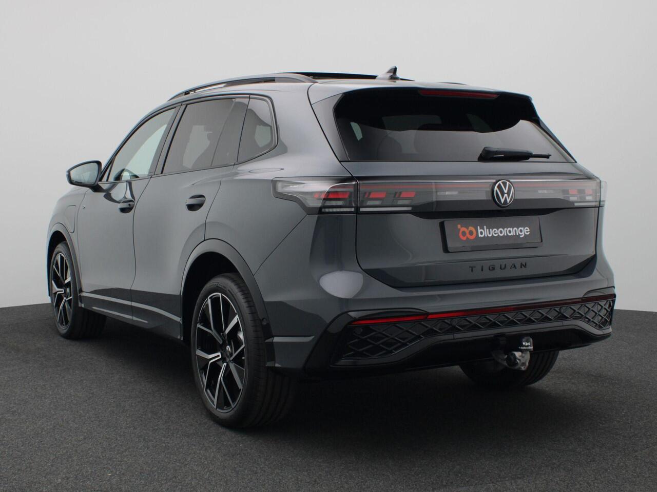 Volkswagen TIGUAN 1.5 eHybrid R-Line Edition 204PK DSG Pano-Schuifdak, Black Style, Trekhaak, 20" LM Velgen, Keyless, Navi via Apple Carplay/Android Auto, Stoel-Stuurverwarming