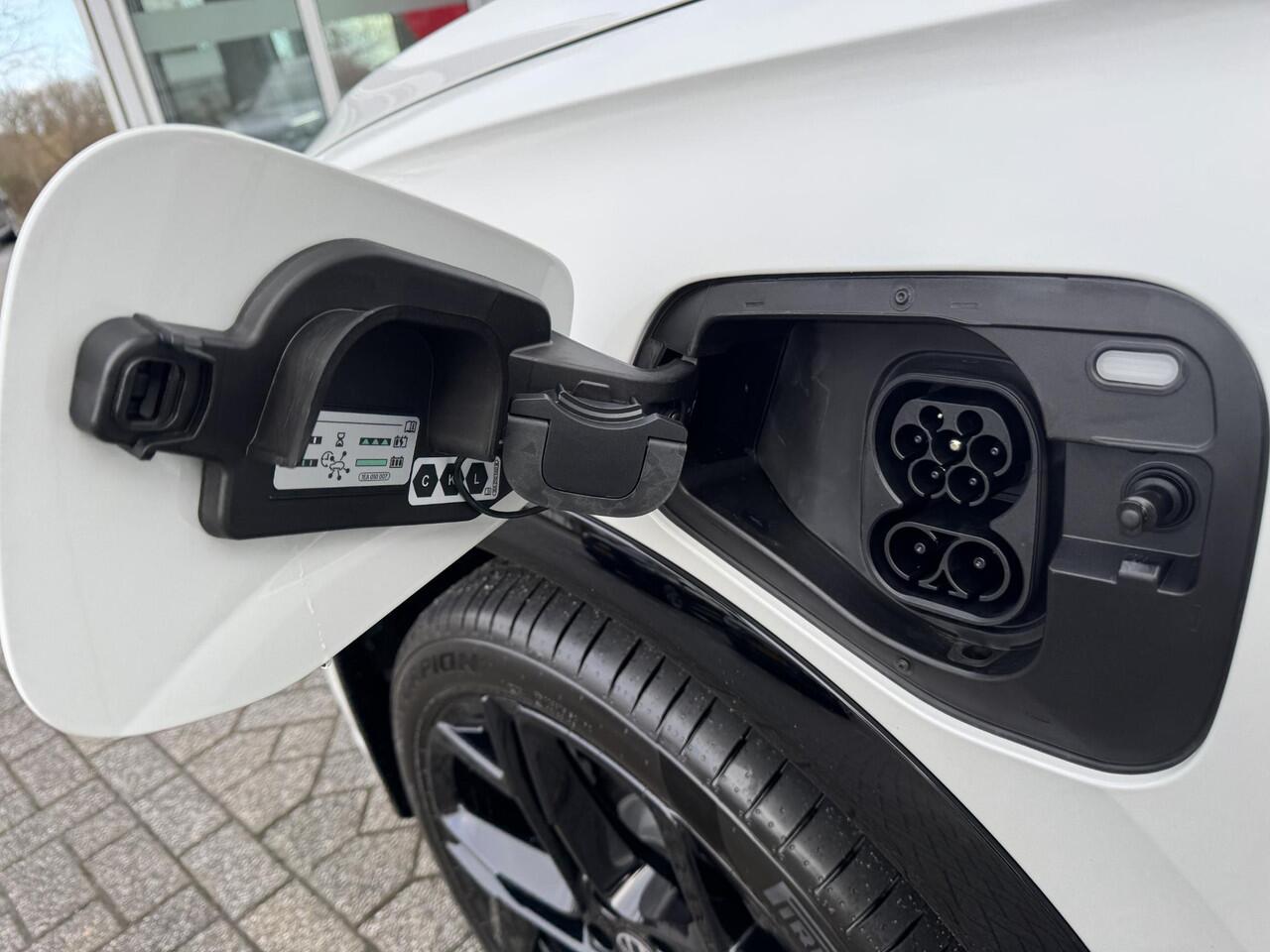 Volkswagen TIGUAN R-Line Edition 1.5 eHybrid 150 kW / 204 PK DSG | Black Style | Panoramadak | Trekhaak wegklapbaar |