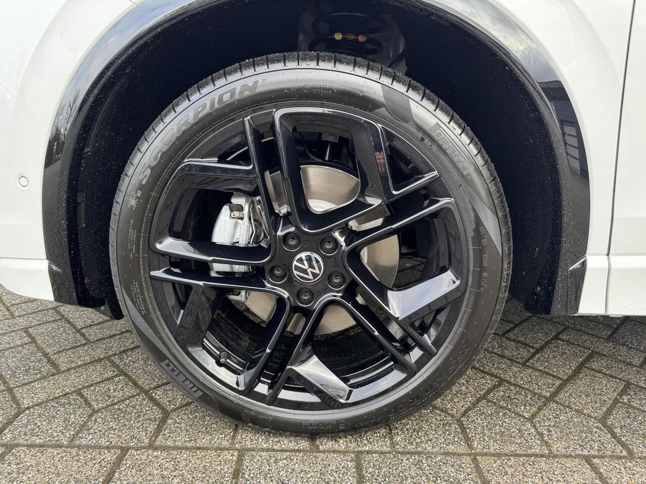 Volkswagen TIGUAN R-Line Edition 1.5 eHybrid 150 kW / 204 PK DSG | Black Style | Panoramadak | Trekhaak wegklapbaar |