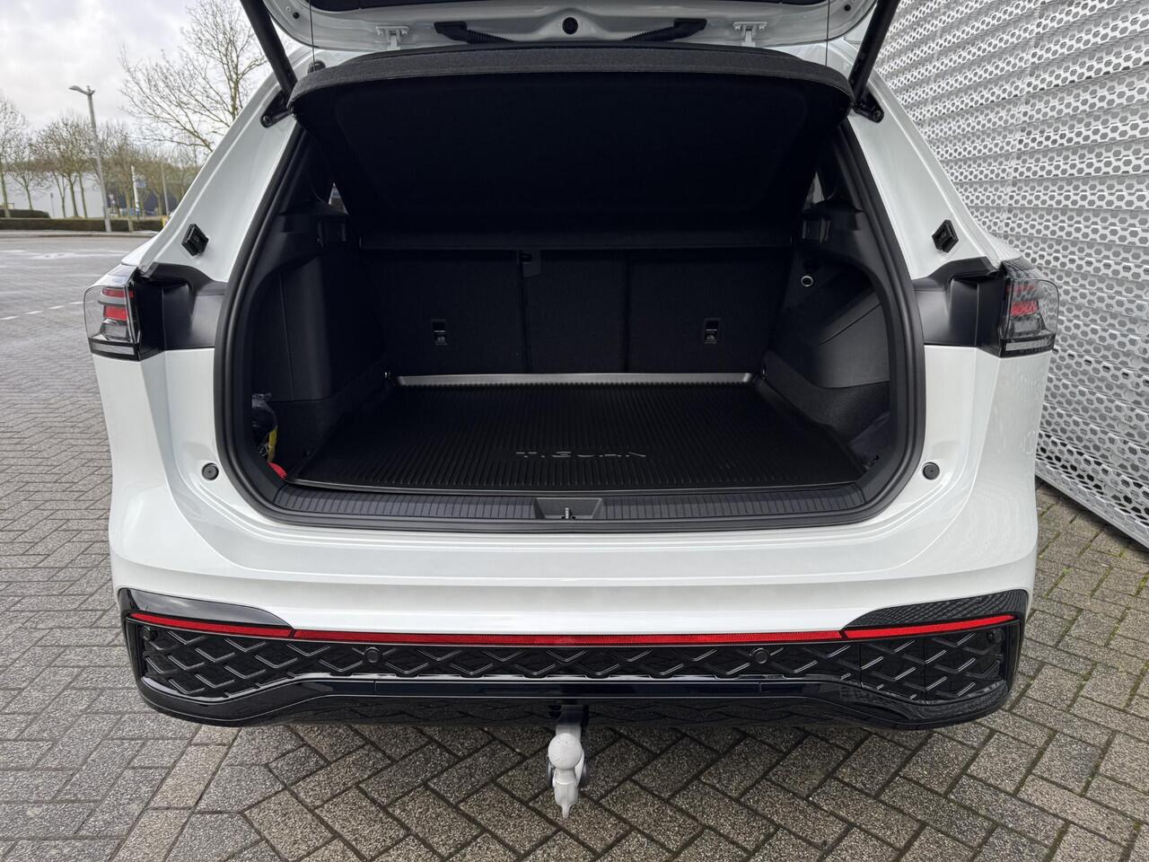 Volkswagen TIGUAN R-Line Edition 1.5 eHybrid 150 kW / 204 PK DSG | Black Style | Panoramadak | Trekhaak wegklapbaar |