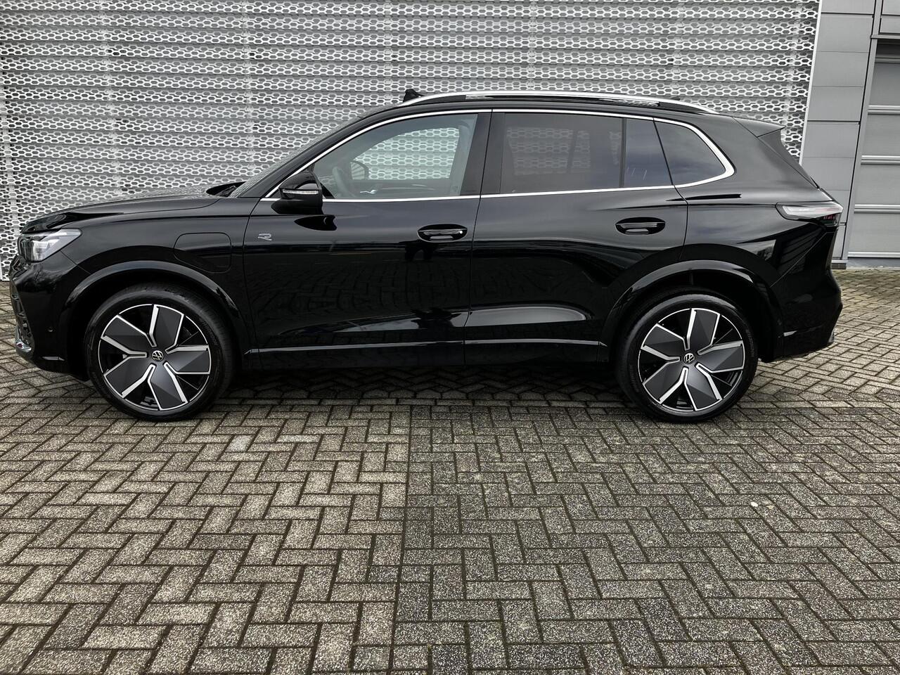 Volkswagen TIGUAN R-Line Edition 1.5 eHybrid 150 kW / 204 PK DSG | Trekhaak wegklapbare kogel | Comfort pakket met stuur- & stoelverwarming |