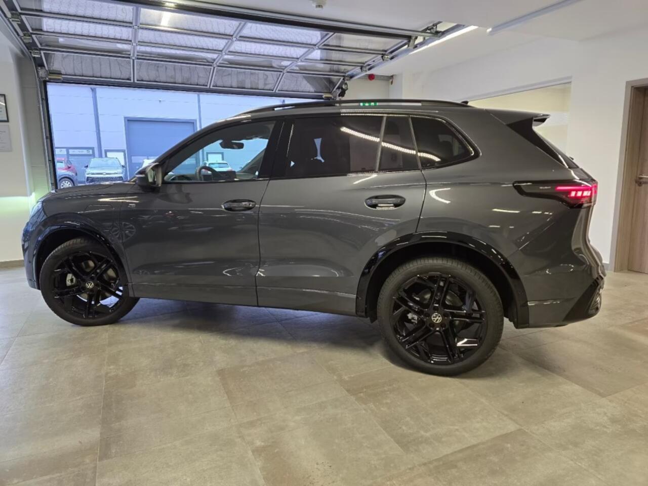 Volkswagen TIGUAN 1.5 TSI e-HYBRID 272 PK R-LINE PANO-DAK/CAMERA/TREKHAAK/HenK/HUD/LEDER/MEMORY