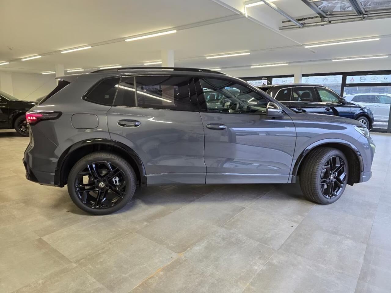 Volkswagen TIGUAN 1.5 TSI e-HYBRID 272 PK R-LINE PANO-DAK/CAMERA/TREKHAAK/HenK/HUD/LEDER/MEMORY