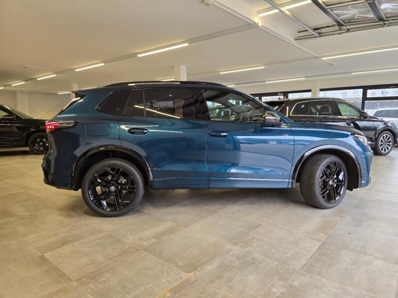 Volkswagen TIGUAN 1.5 TSI e-HYBRID 272 PK R-LINE PANO-DAK/TREKHAAK/HUD/E-KLEP