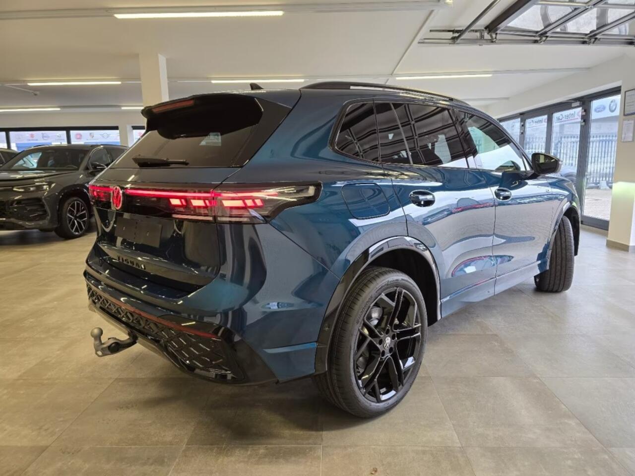 Volkswagen TIGUAN 1.5 TSI e-HYBRID 272 PK R-LINE PANO-DAK/TREKHAAK/HUD/E-KLEP