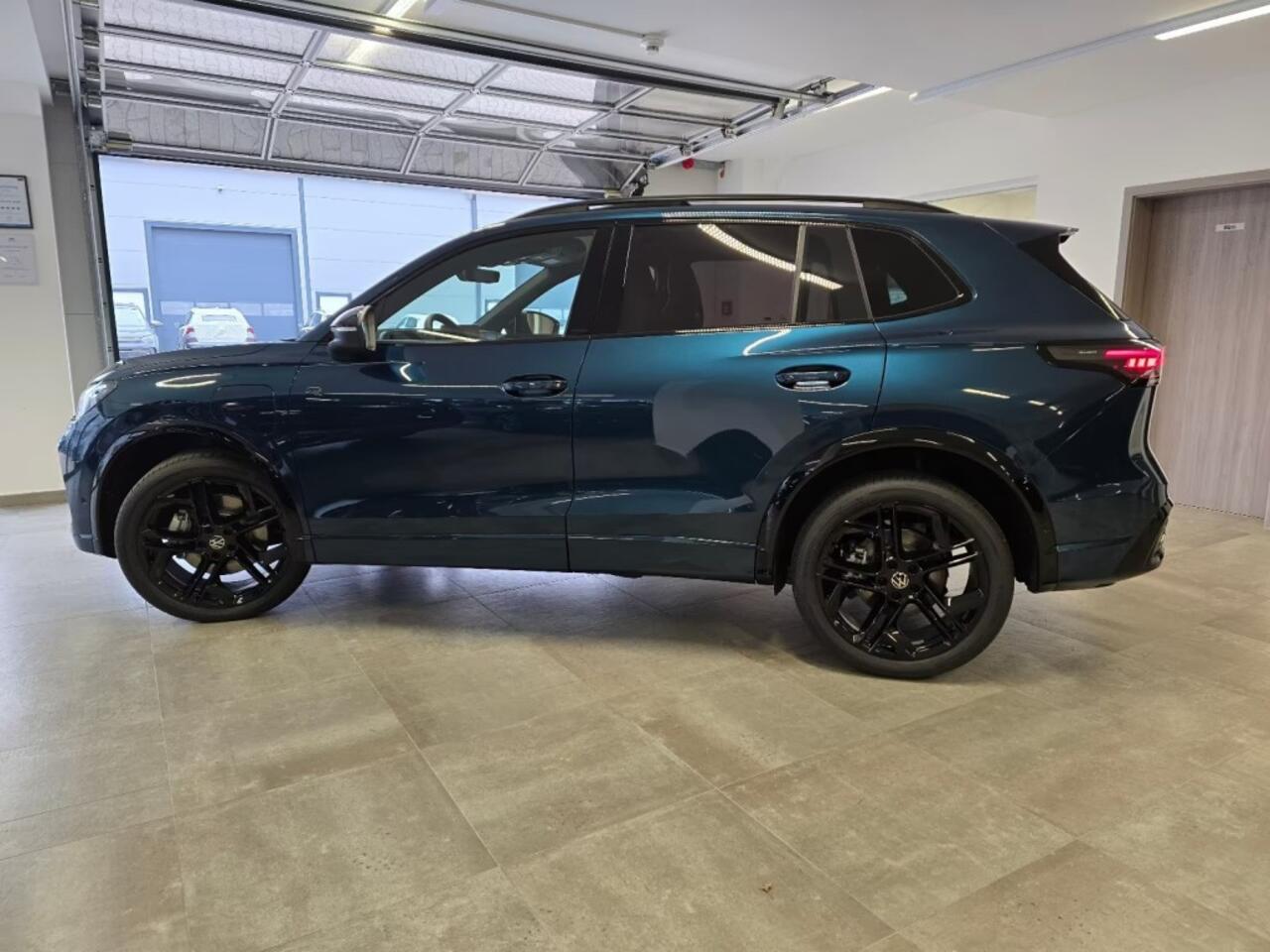 Volkswagen TIGUAN 1.5 TSI e-HYBRID 272 PK R-LINE PANO-DAK/TREKHAAK/HUD/E-KLEP