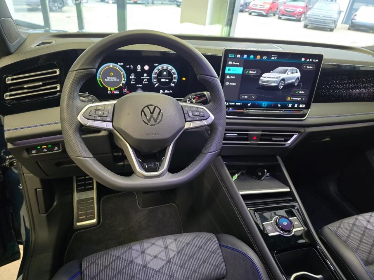 Volkswagen TIGUAN 1.5 TSI e-HYBRID 272 PK R-LINE PANO-DAK/TREKHAAK/HUD/E-KLEP