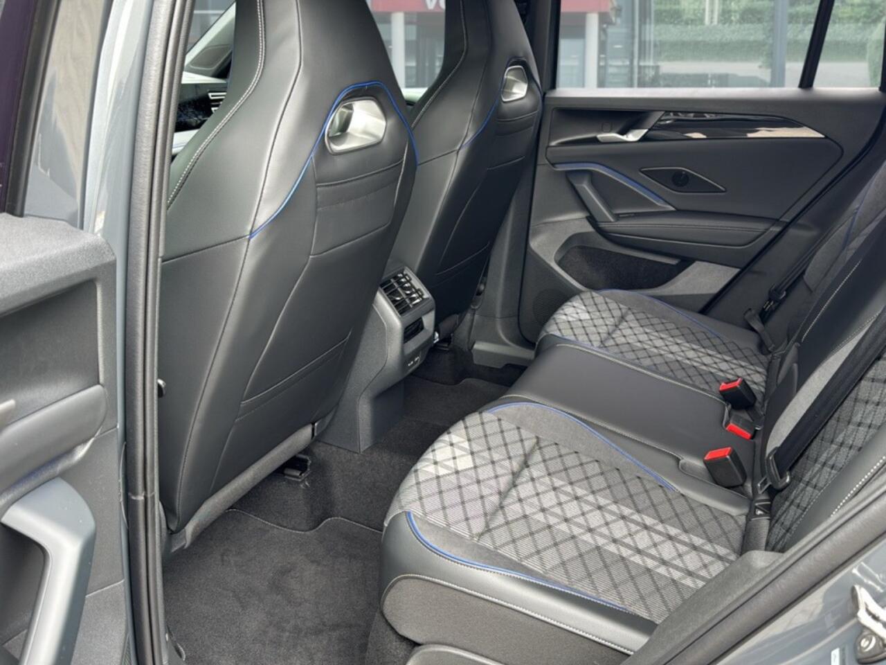 Volkswagen TIGUAN 1.5 TSI e-HYBRID 272 PK R-LINE BLACK-OPTIK PANO-DAK/CAMERA/TREKHAAK/NAVI/CARPLAY