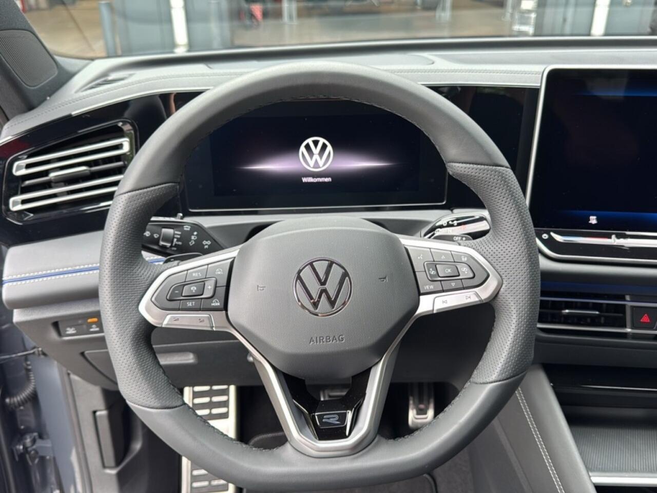 Volkswagen TIGUAN 1.5 TSI e-HYBRID 272 PK R-LINE BLACK-OPTIK PANO-DAK/CAMERA/TREKHAAK/NAVI/CARPLAY