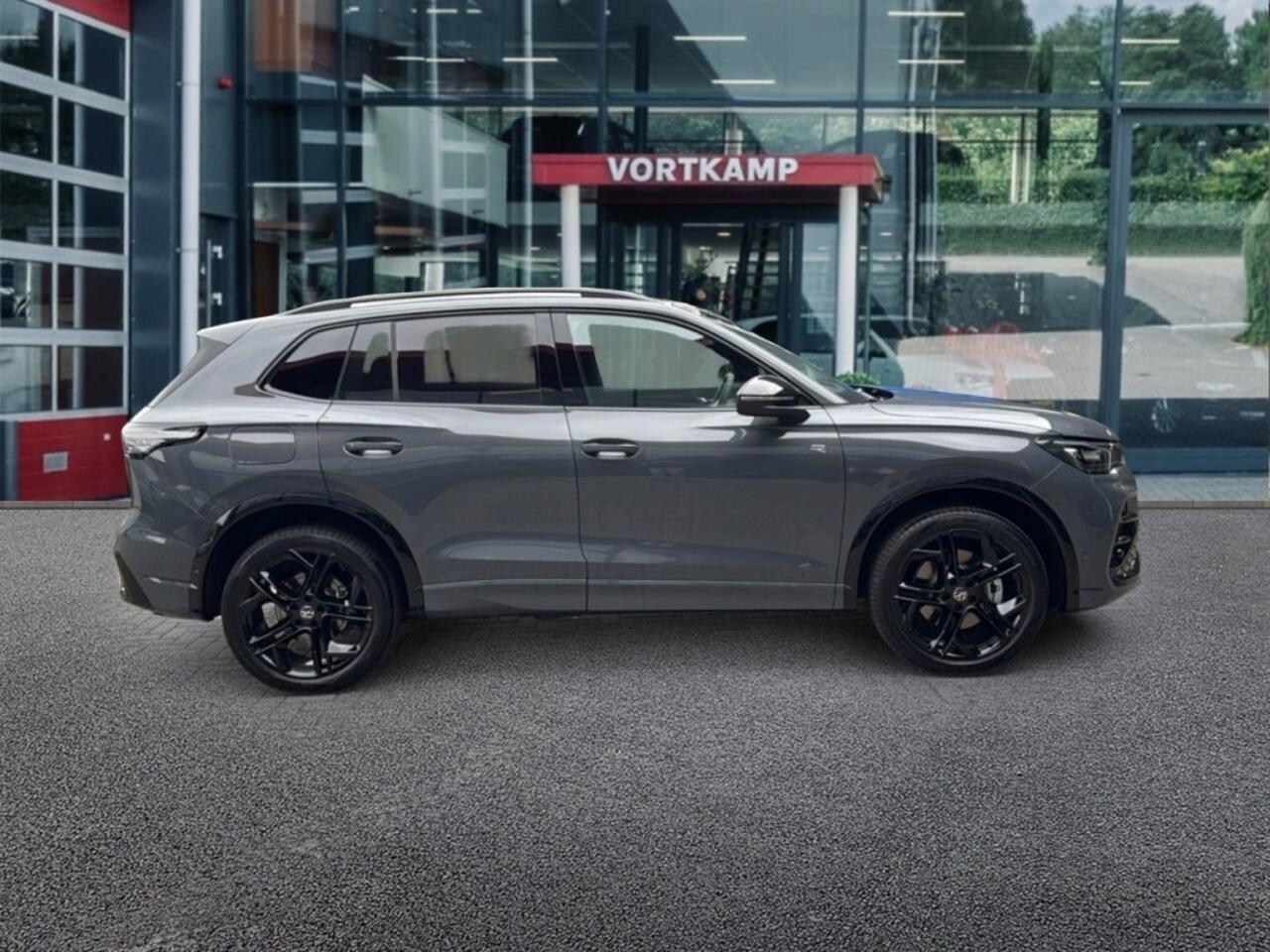 Volkswagen TIGUAN 1.5 TSI e-HYBRID 272 PK R-LINE BLACK-OPTIK PANO-DAK/CAMERA/TREKHAAK/NAVI/CARPLAY