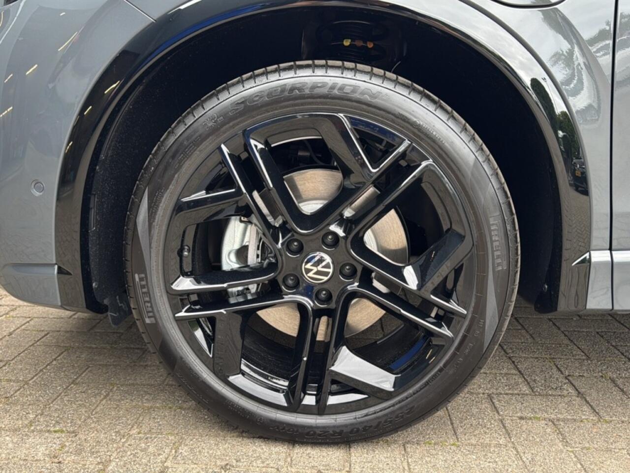 Volkswagen TIGUAN 1.5 TSI e-HYBRID 272 PK R-LINE BLACK-OPTIK PANO-DAK/CAMERA/TREKHAAK/NAVI/CARPLAY