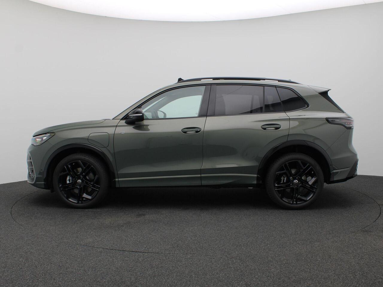 Volkswagen TIGUAN 1.5 eHybrid R-Line Edition 272PK DSG Pano-Schuifdak, Black Style, Trekhaak, 20" LM Velgen, Head-Up Display, Matrix LED-Verlichting, 360gr. Camera, Navi, Elektr. Achterklep