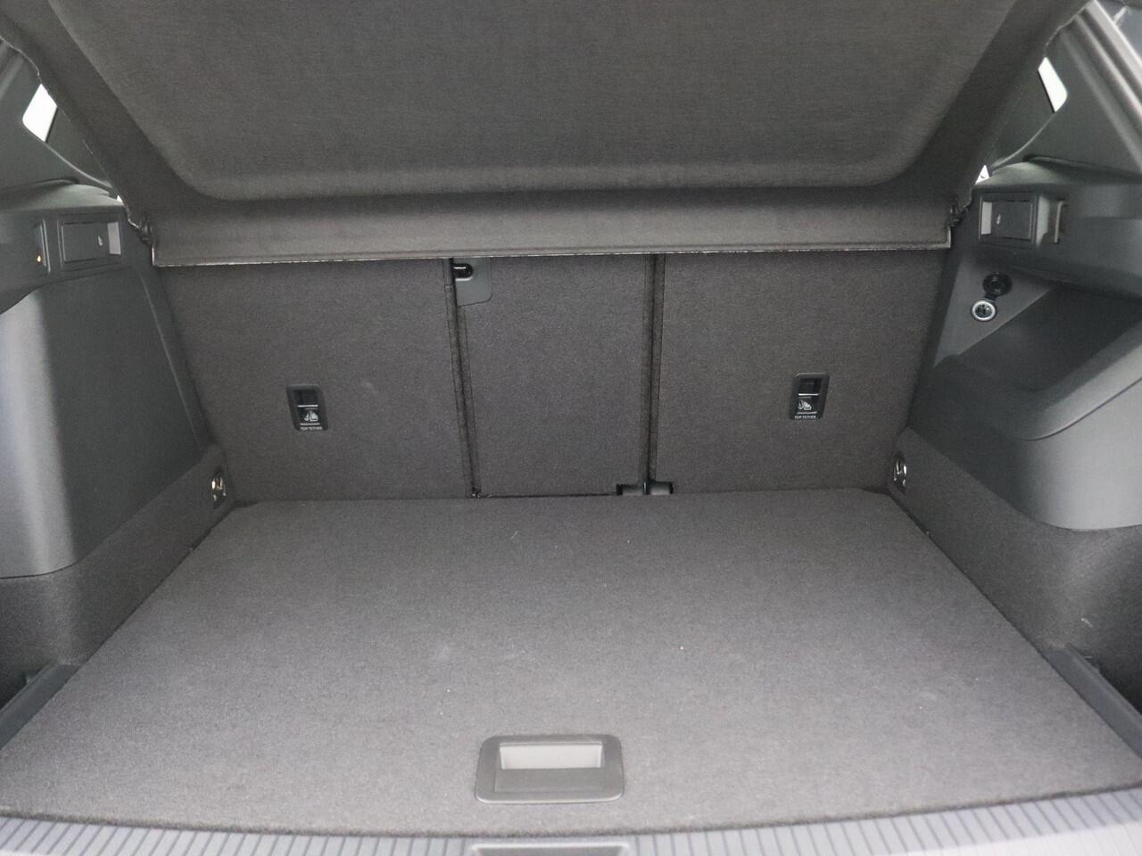 Volkswagen TIGUAN 1.5 eHybrid R-Line Edition 272PK DSG Pano-Schuifdak, Black Style, Trekhaak, 20" LM Velgen, Head-Up Display, Matrix LED-Verlichting, 360gr. Camera, Navi, Elektr. Achterklep