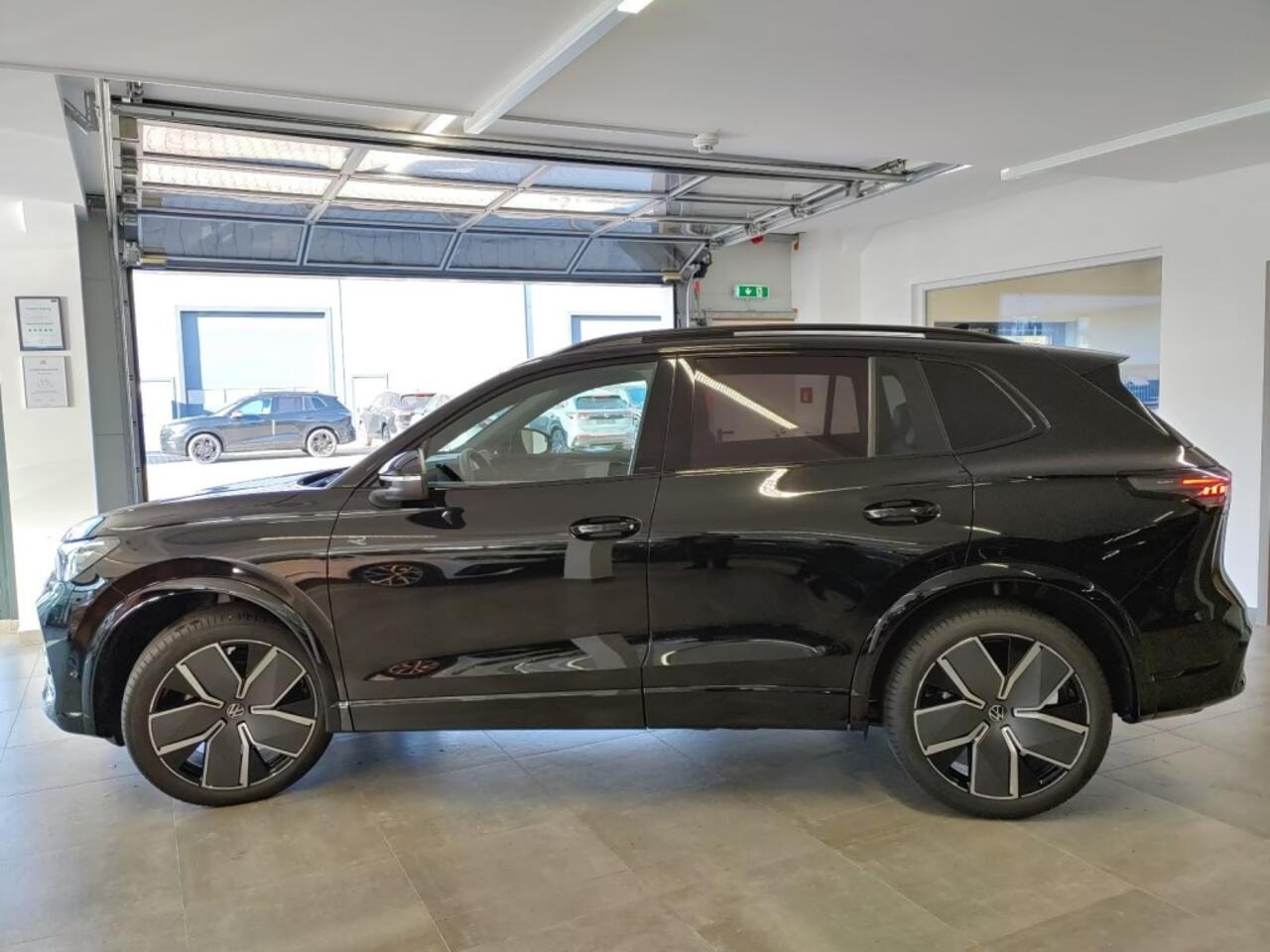 Volkswagen TIGUAN 1.5 eTSI R-LINE LEDER/PANO-DAK/TREKHAAK/CAMERA/ACC