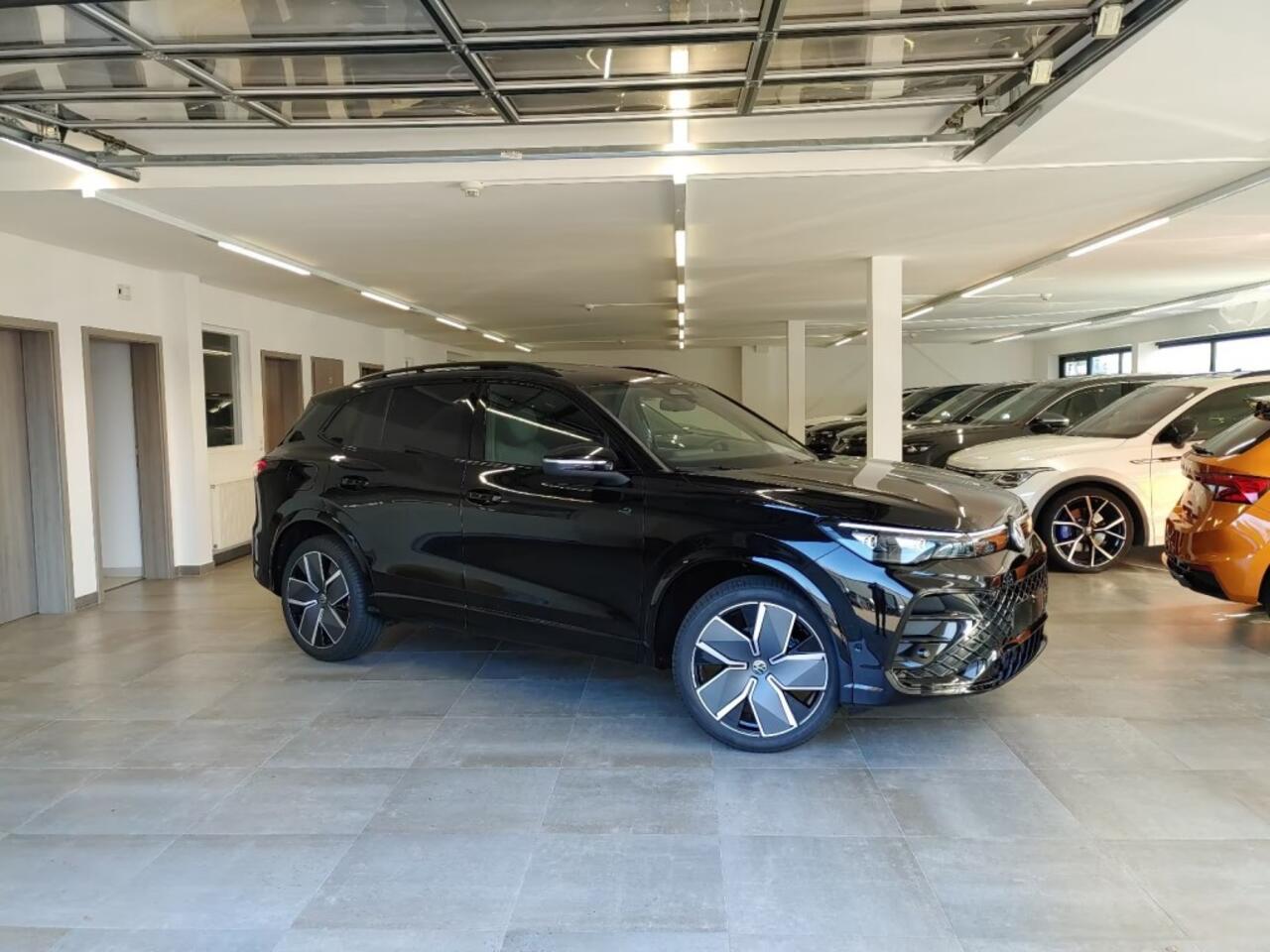 Volkswagen TIGUAN 1.5 eTSI R-LINE LEDER/PANO-DAK/TREKHAAK/CAMERA/ACC