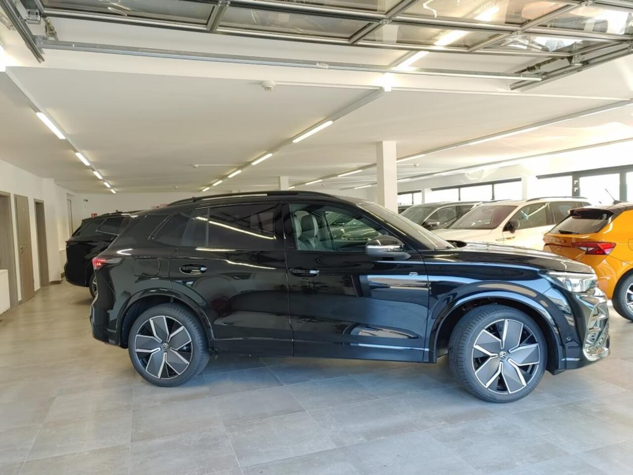 Volkswagen TIGUAN 1.5 eTSI R-LINE LEDER/PANO-DAK/TREKHAAK/CAMERA/ACC
