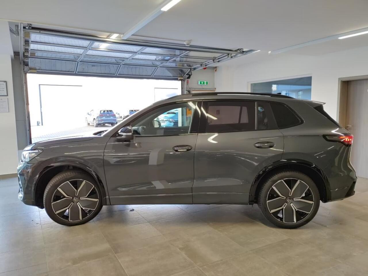 Volkswagen TIGUAN 1.5eTSI R-LINE LEDER/PANO-DAK/TREKHAAK/HUD/ACC/CAMERA