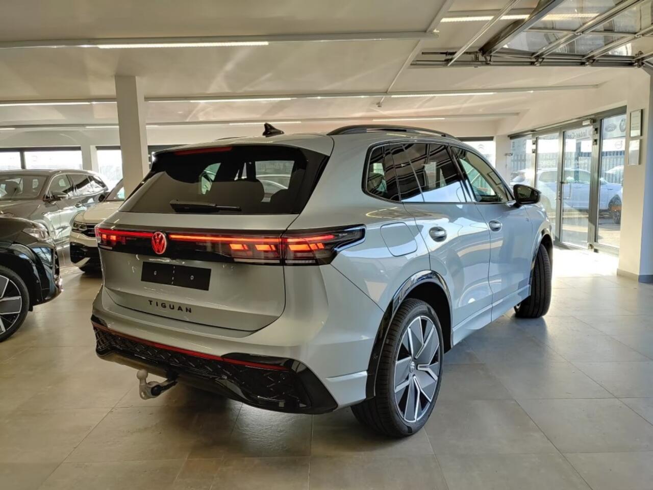 Volkswagen TIGUAN 1.5 eTSI R-LINE LEDER/PANO-DAK/TREKHAAK/CAMERA/HUD/ACC