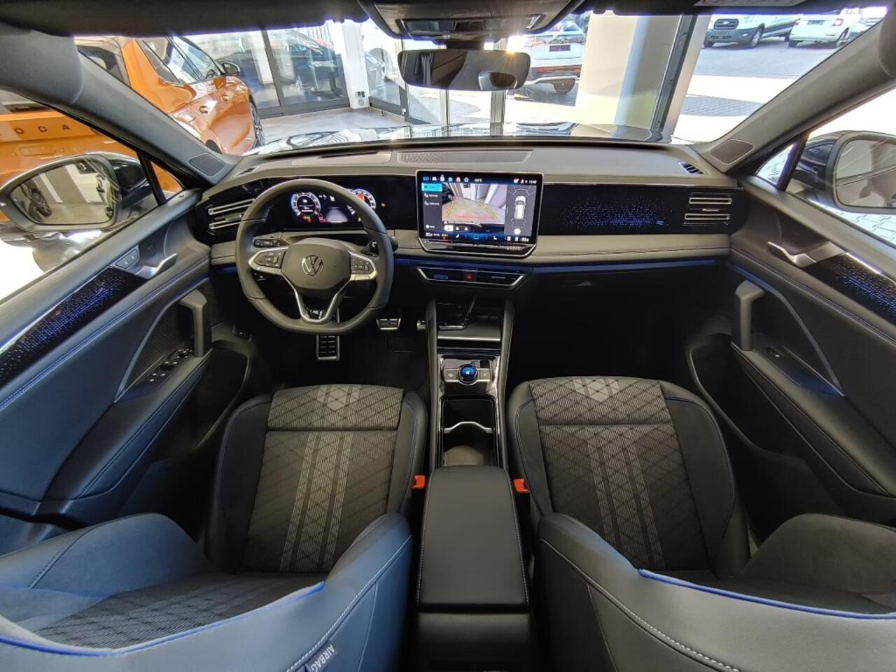 Volkswagen TIGUAN 2.0 TDI R-LINE PANO-DAK/TREKHAAK/CAMERA/ACC/HUD