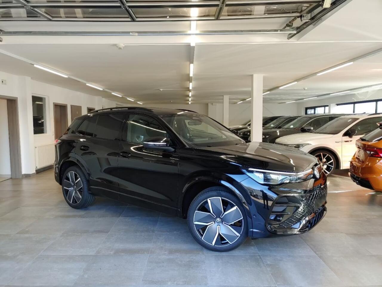 Volkswagen TIGUAN 2.0 TDI R-LINE PANO-DAK/TREKHAAK/CAMERA/ACC/HUD