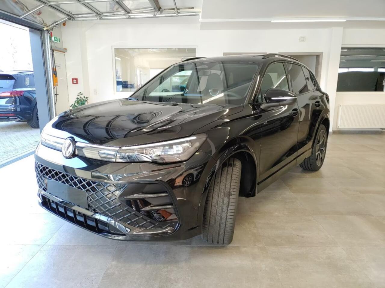 Volkswagen TIGUAN 2.0 TDI R-LINE PANO-DAK/TREKHAAK/CAMERA/ACC/HUD