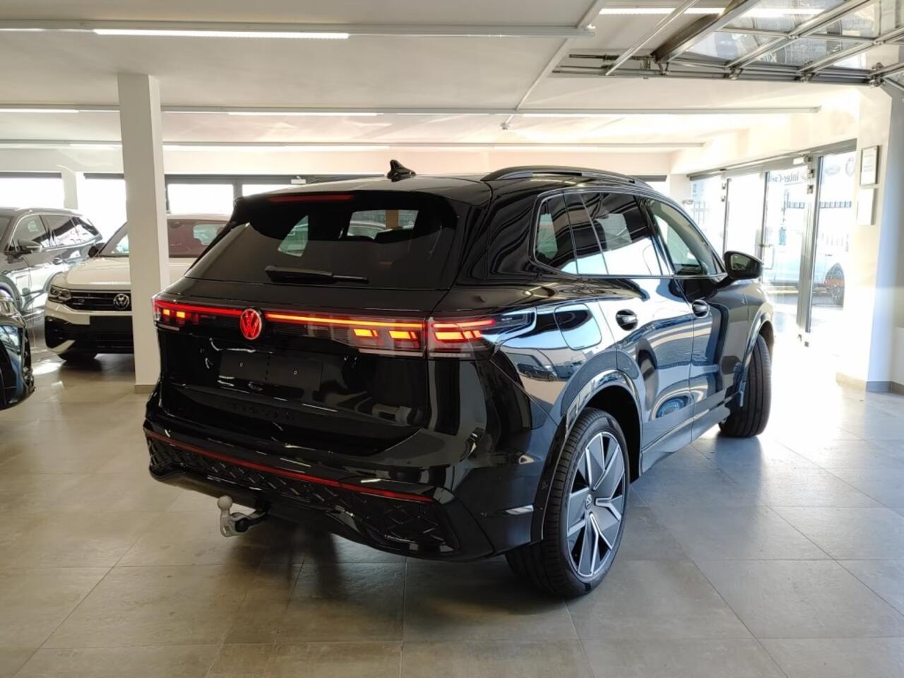 Volkswagen TIGUAN 2.0 TDI R-LINE PANO-DAK/TREKHAAK/CAMERA/ACC/HUD