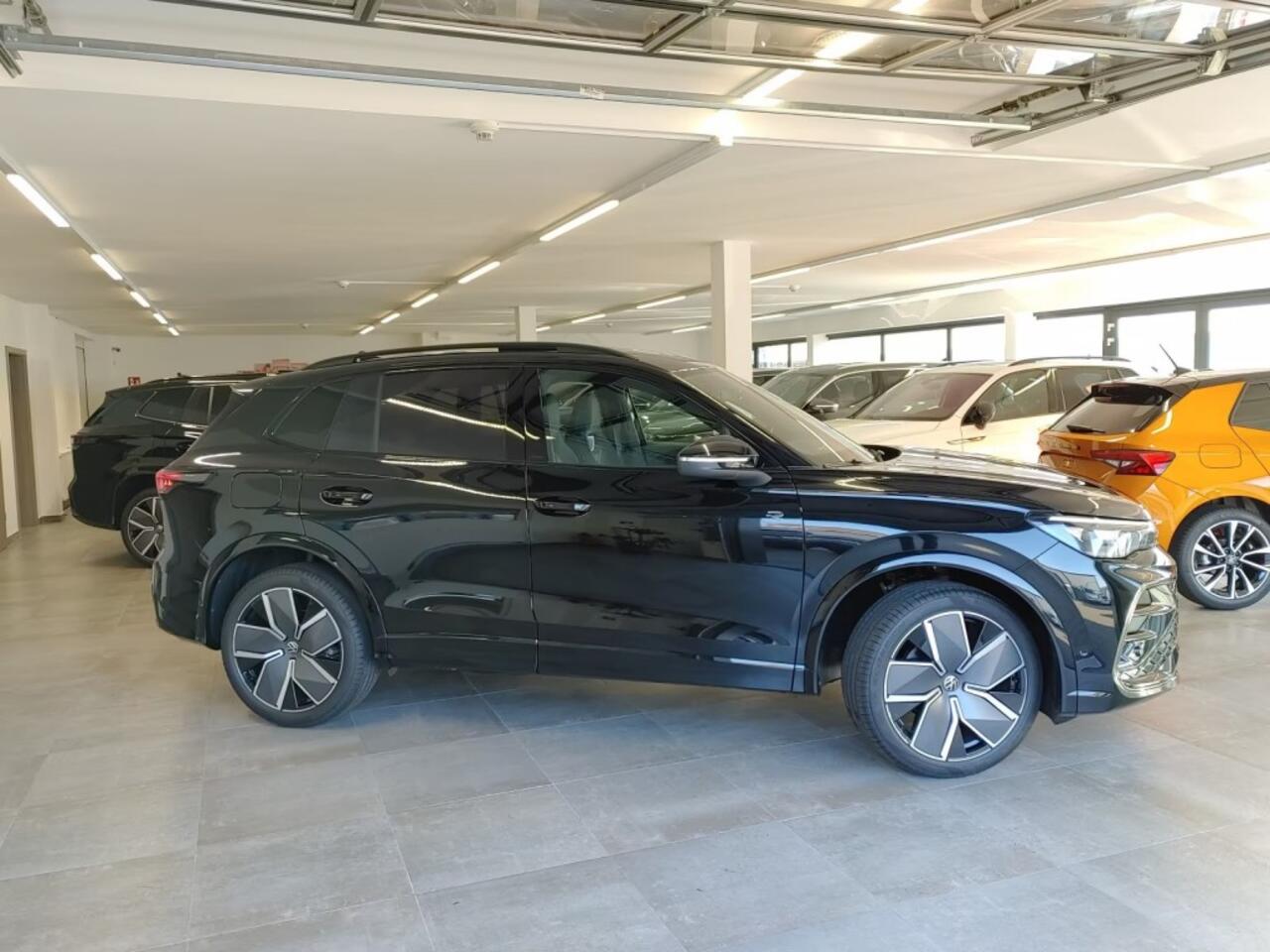 Volkswagen TIGUAN 2.0 TDI R-LINE PANO-DAK/TREKHAAK/CAMERA/ACC/HUD