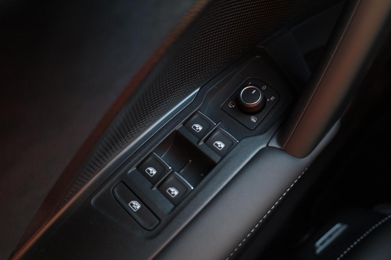 Volkswagen TIGUAN 1.5 eHybrid R-Line Edition 204PK / 150kW DSG, Demonstratie voertuig (beschikbaar per 1 september 2026), dodehoekdetectie (side assist), rondomzichcamera (area view), parkeersensoren voor en achter (pdc), navigatie, Apple Carplay / Android Auto, draadloos 