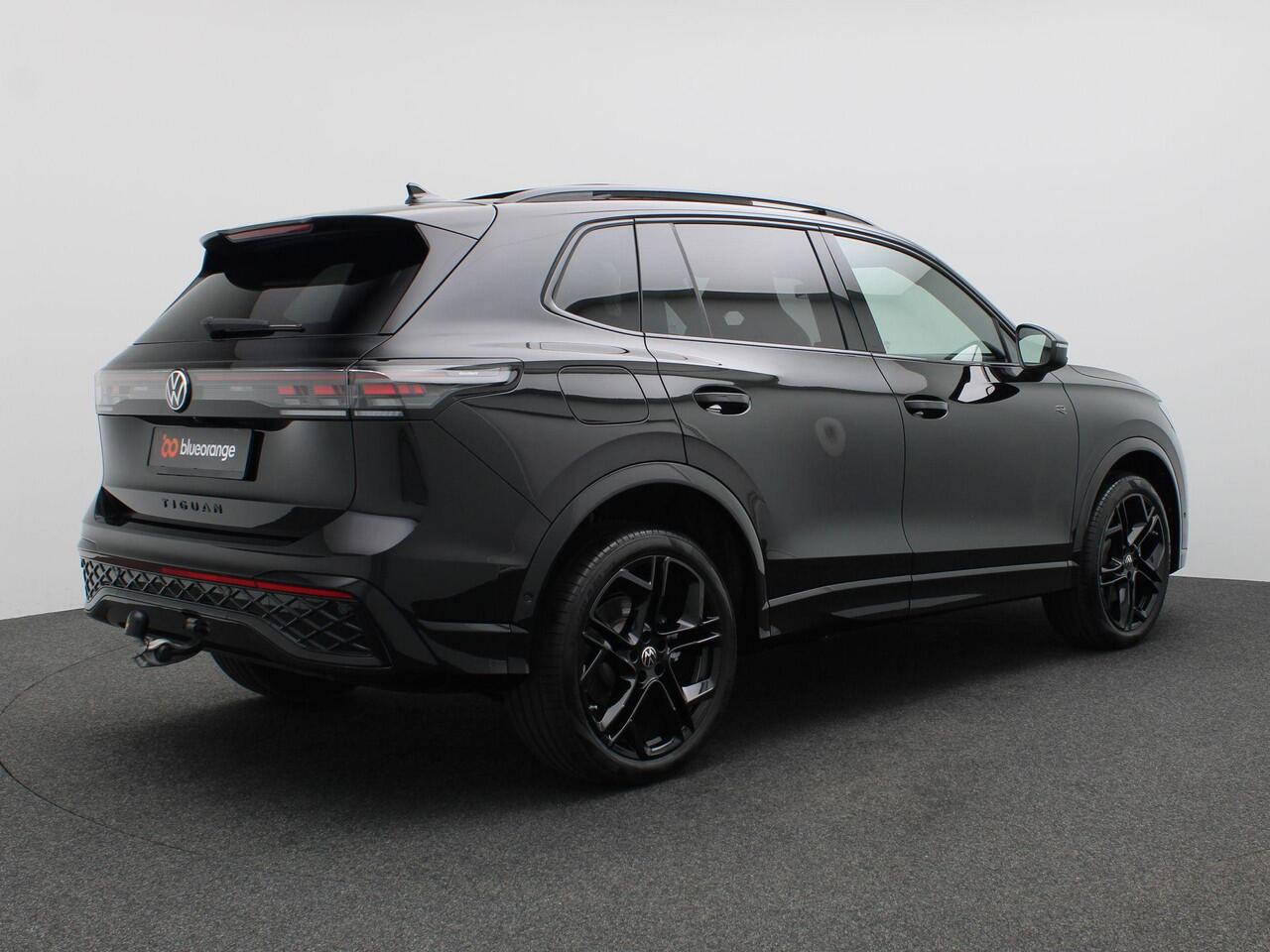 Volkswagen TIGUAN 1.5 eHybrid R-Line Edition 272PK DSG Pano-Schuifdak, Black Style, Trekhaak, 20" LM Velgen, Head-Up Display, Matrix LED-Verlichting, 360gr. Camera, Harman Kardon, Navi, Elektr. Achterklep