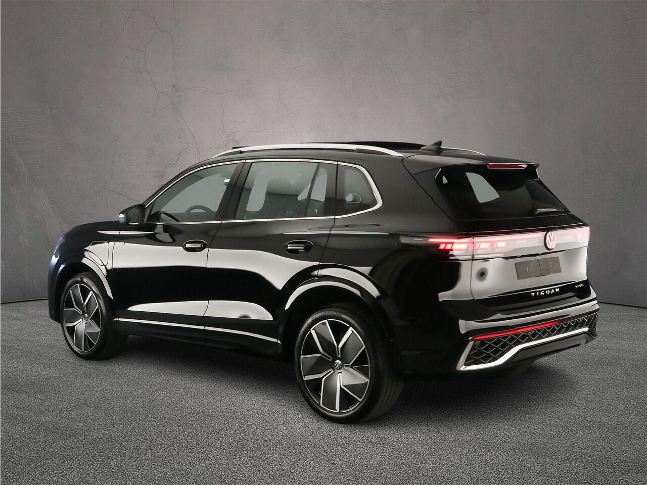 Volkswagen TIGUAN R-Line Edition 1.5 TSI eHybrid 272pk DSG Automaat Trekhaak, Panoaramadak, Adaptive cruise control, Achteruitrijcamera, LED koplampen, Elektrische achterklep