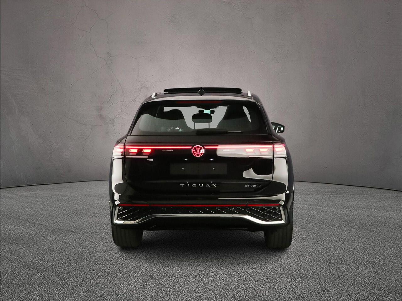 Volkswagen TIGUAN R-Line Edition 1.5 TSI eHybrid 272pk DSG Automaat Trekhaak, Panoaramadak, Adaptive cruise control, Achteruitrijcamera, LED koplampen, Elektrische achterklep