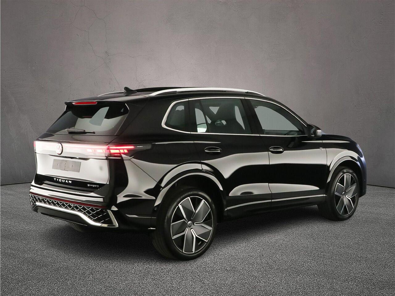 Volkswagen TIGUAN R-Line Edition 1.5 TSI eHybrid 272pk DSG Automaat Trekhaak, Panoaramadak, Adaptive cruise control, Achteruitrijcamera, LED koplampen, Elektrische achterklep