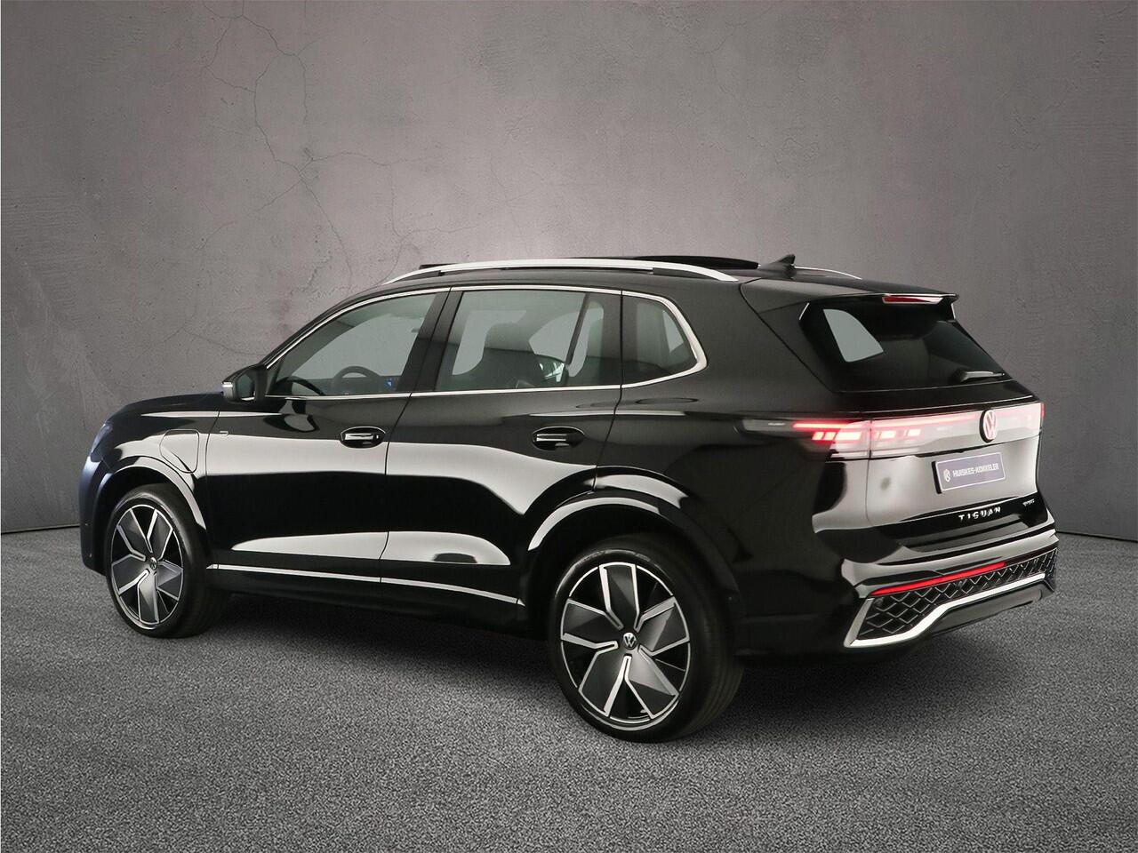 Volkswagen TIGUAN R-Line Edition 1.5 TSI eHybrid 272pk DSG Automaat Trekhaak, Panoramadak, Adaptive cruise control, Elektrische achterklep, Achteruitrijcamera